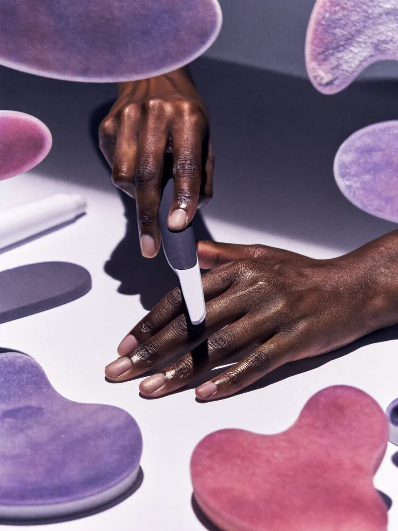 Illustration: Nagelpflege mit neutralem, markenlosem Werkzeug