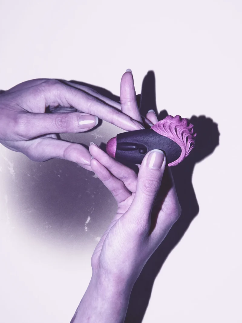 Illustration: Handpflege mit neutralen, ruhigen Texturen